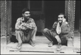 Deux népalais devant un temple à Bhaktapur. Mars 2001.